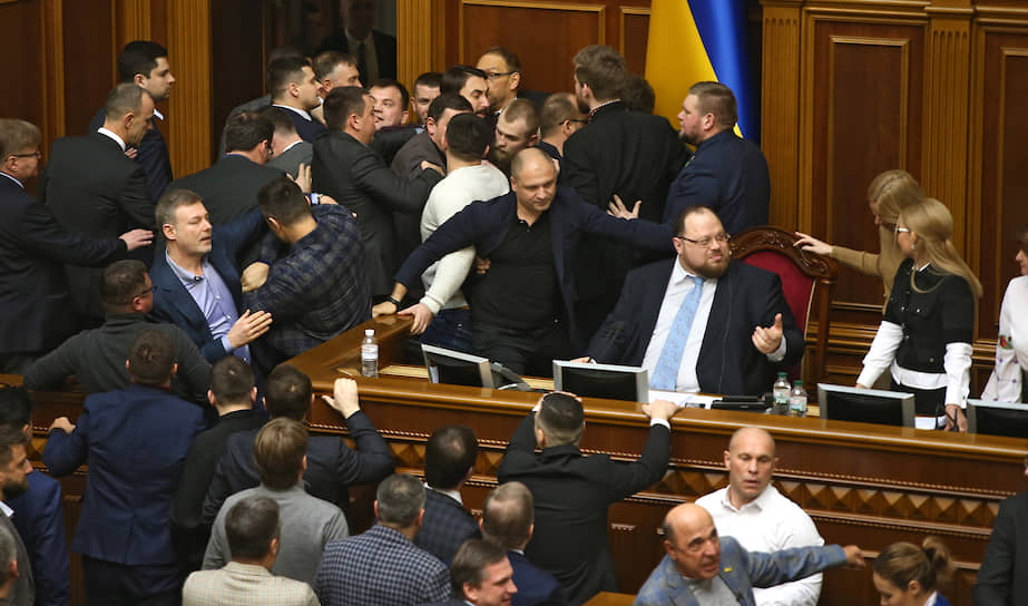 Депутаты Верховной рады Украины во время рассмотрения закона о земельной реформе