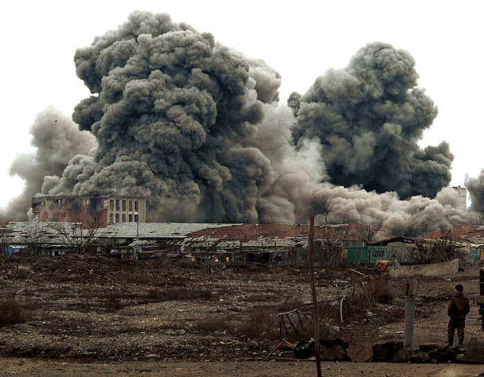 Взрывники сносят здания, пострадавшие во время боевых действий в Грозном, 2000 год