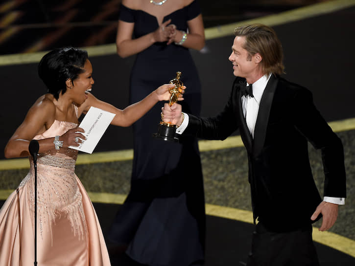 Режиссер и актриса Реджина Кинг вручает «Оскар» за лучшую мужскую роль второго плана Брэду Питту
