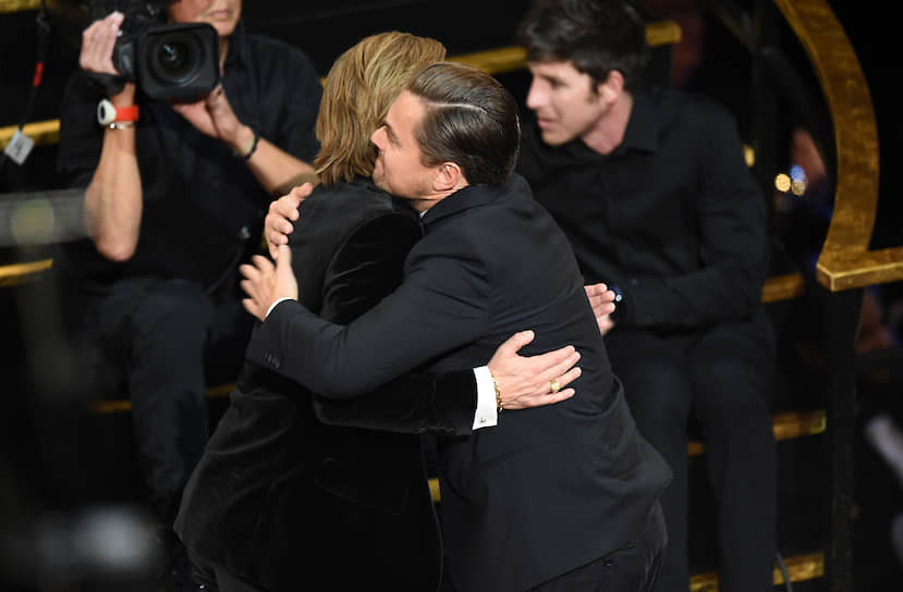 Леонардо Ди Каприо поздравляет Брэда Питта с победой в номинации