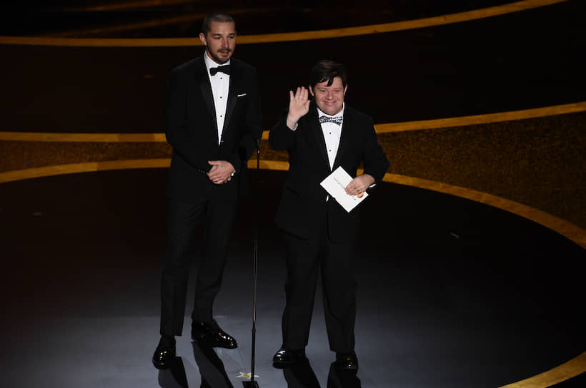 Актеры Шайя ЛаБаф и Зак Готтзаген вручают премию в номинации «Лучший короткометражный игровой фильм»