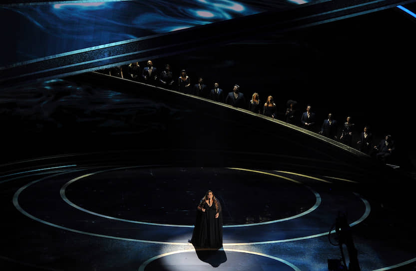 Актриса и певица Крисси Метц исполняет номинированную на «Оскар» песню «I&#39;m Standing with You»
