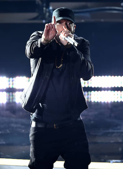 Рэпер Эминем исполняет песню «Lose Yourself», получившую в 2003 году «Оскар» в номинации «Лучший саундтрек»