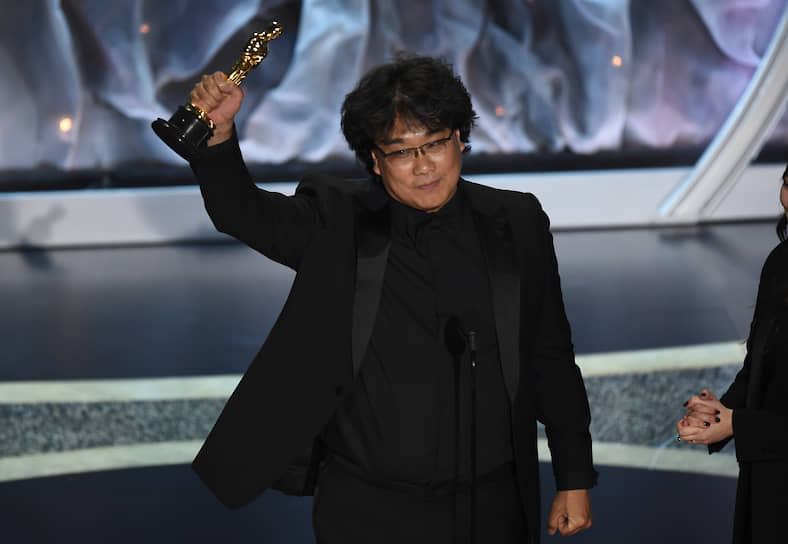 Режиссер Пон Чун Хо получает «Оскар» за лучший международный фильм («Паразиты»)