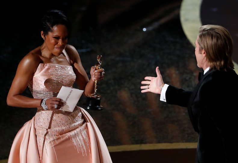 Брэд Питт получает «Оскар» за лучшую мужскую роль второго плана