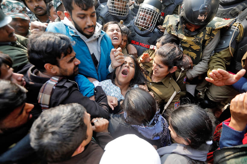 Нью-Дели, Индия. Столкновения митингующих с полицией во время акции против нового закона о гражданстве
