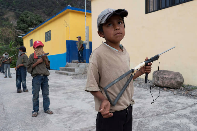 Айяуальтемпа, Мексика. Дети с игрушечным оружием в руках