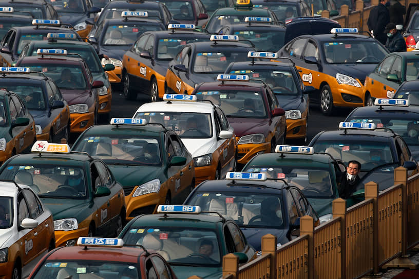 Пекин, Китай. Таксисты ждут клиентов на железнодорожном вокзале