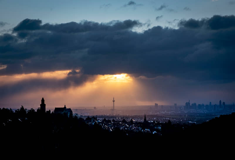 Франкфурт-на-Майне, Германия. Облака над зданиями делового квартала