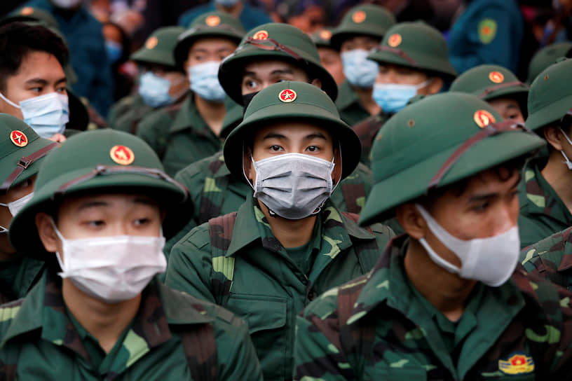 Ханой, Вьетнам. Армейские новобранцы в медицинских масках