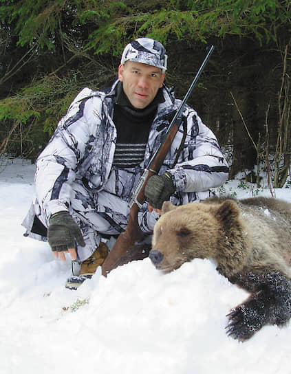 Николай Валуев с убитым медведем на охоте