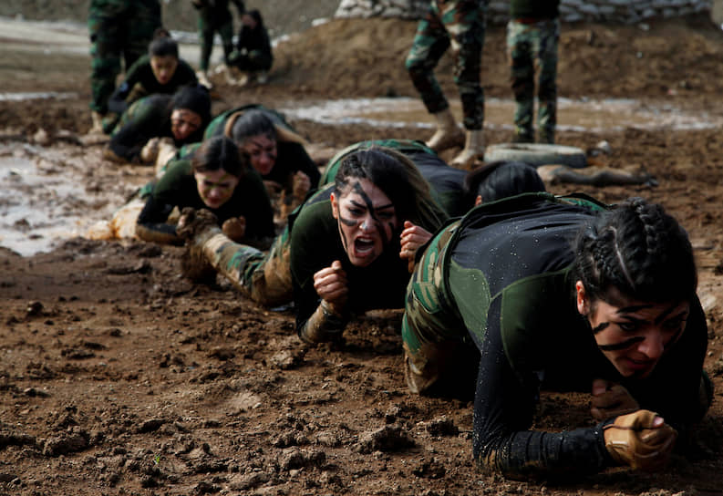 Эрбиль, Ирак. Женский отряд курдского ополчения демонстрирует свое мастерство на церемонии выпуска