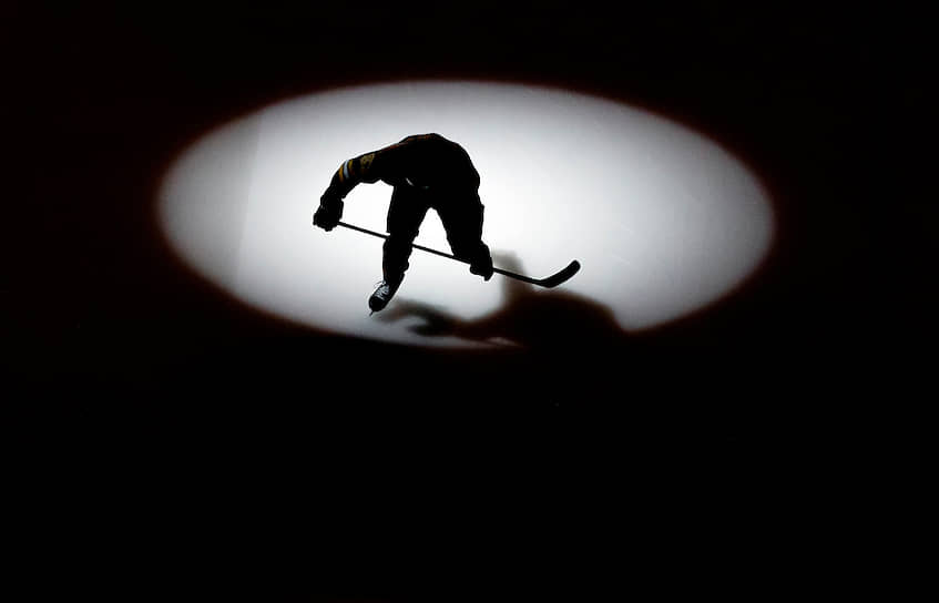 Бостон, США. Хоккеист «Бостон Брюинз» во время матча с «Монреаль Канадиенс» 