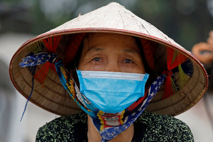 Винь Фук, Вьетнам. Женщина в медицинской маске 