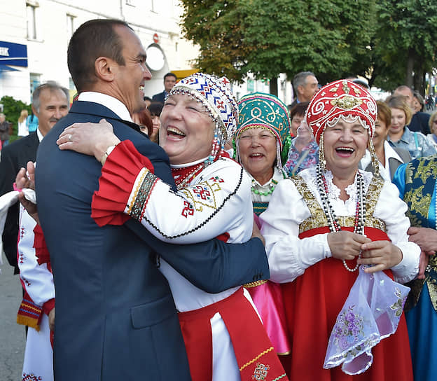 Бывший глава республики Чувашия Михаил Игнатьев во время встречи с жителями в августе 2015 года