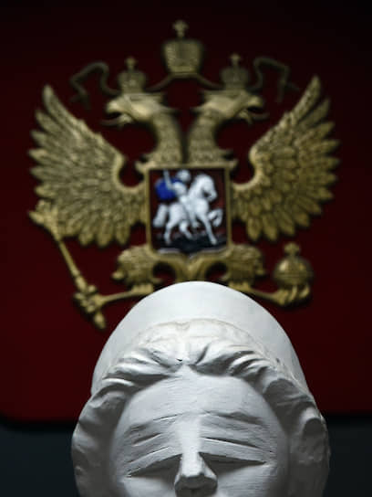 Симферополь. Статуя богини правосудия Фемиды в холле здания Верховного суда Республики Крым