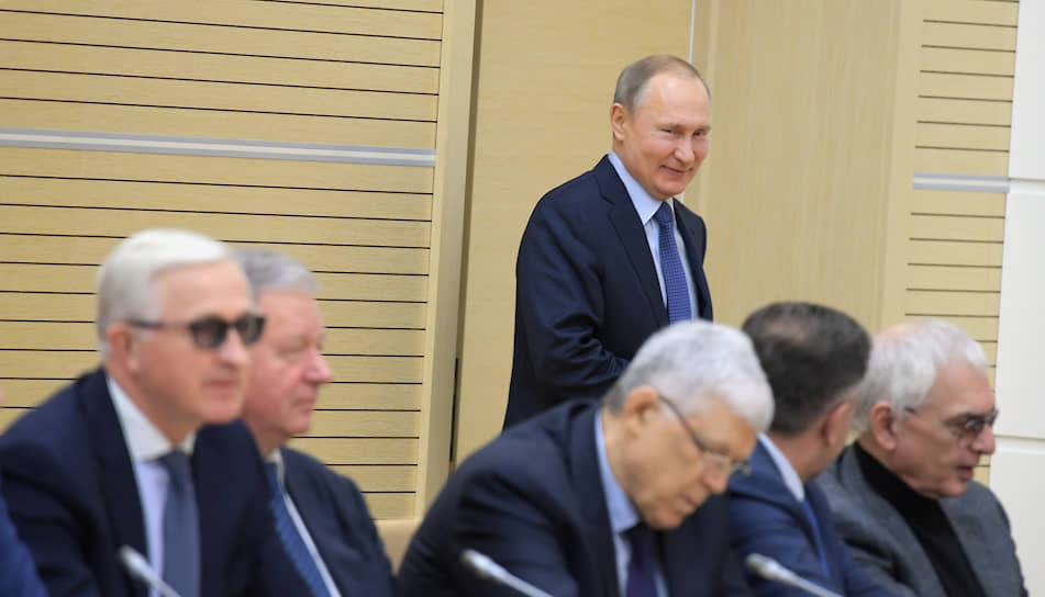 Президент России Владимир Путин на встрече с членами рабочей группы по подготовке поправок к Конституции