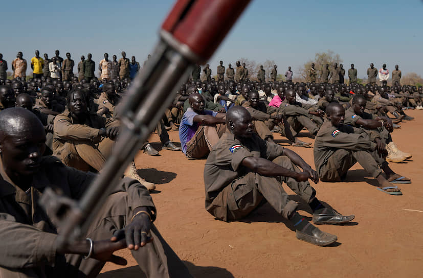 Джуба, Южный Судан. Солдаты оппозиционных вооруженных формирований на учениях