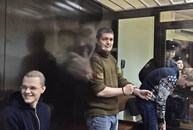 Обвиняемые по делу «Нового величия» Вячеслав Крюков (слева) и Петр Карамзин (в центре)