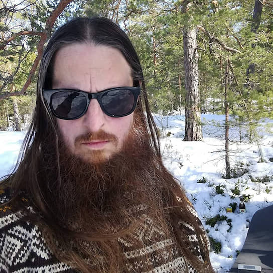 В 2016 году основатель норвежской блэк-метал-группы Darkthrone &lt;b/>Гюльве Нагелль&lt;/b> (псевдоним Fenriz) был избран в совет города Кульботн. По его словам, он согласился участвовать в выборах лишь потому, что был уверен в своем проигрыше. Девизом его избирательной кампании была фраза: «Пожалуйста, не голосуйте за меня» 
