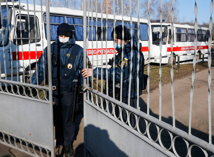 Глава МВД Украины Арсен Аваков сообщил на брифинге, что в ходе беспорядков пострадали десять человек, из которых девять — полицейские. Было задержано 24 человека
