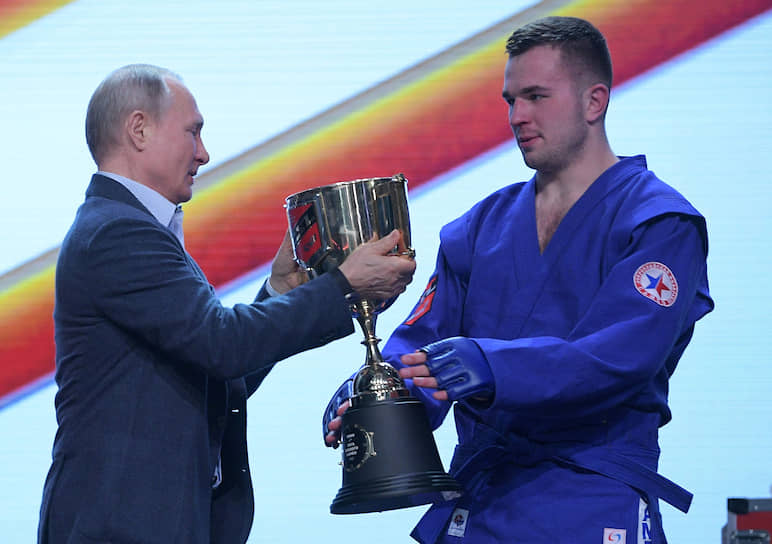 Президент Владимир Путин награждает самбиста Евгения Дубину