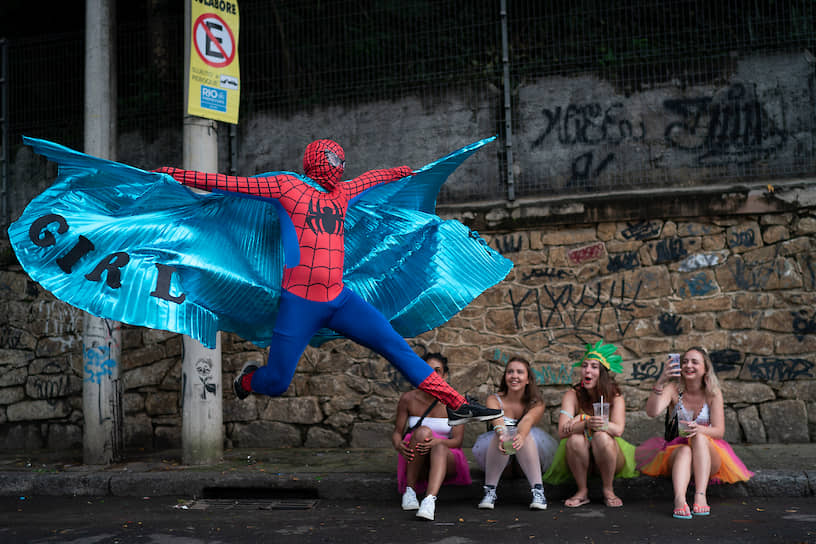 Участник карнавала в Рио-де-Жанейро в костюме Человека-паука