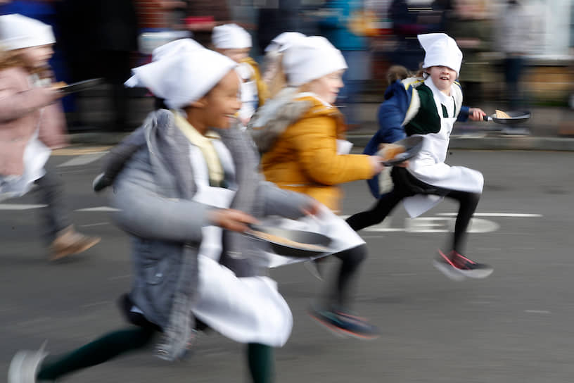 Олни, Великобритания. Дети участвуют в традиционном забеге со сковородками и блинами