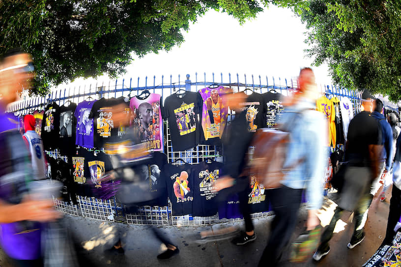 Мерч с изображением Коби Брайанта на улицах Лос-Анджелеса