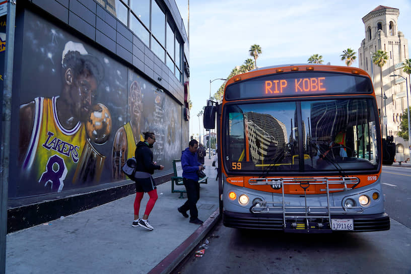 На общественном транспорте Лос-Анджелеса также появились слова соболезнования