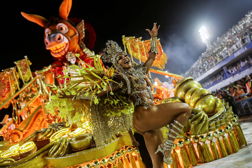Карнавал в Рио прошел в 2020 году с 21 по 25 февраля &lt;br> На фото: танцовщица из школы самбы Sao Clemente
