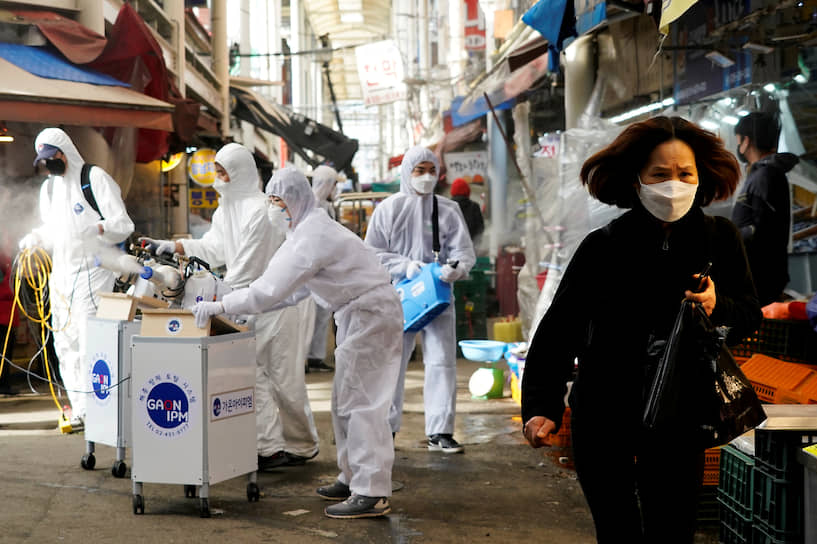 Сеул, Южная Корея. Дезинфекция рынка для предотвращения распространения коронавируса