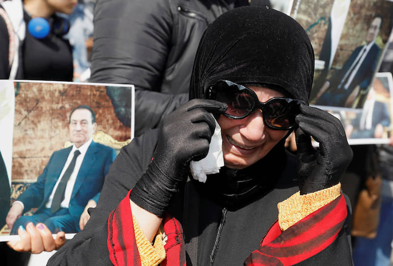 Каир, Египет. Сторонница бывшего президента Хосни Мубарака во время его похорон
