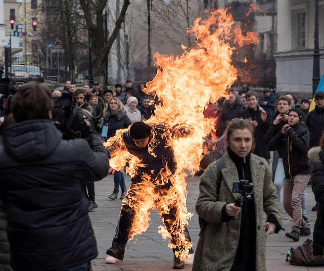Киев, Украина. Мужчина поджег себя во время митинга перед офисом президента Владимира Зеленского
