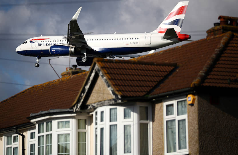Лондон, Великобритания. Самолет British Airways приземляется в аэропорту Хитроу