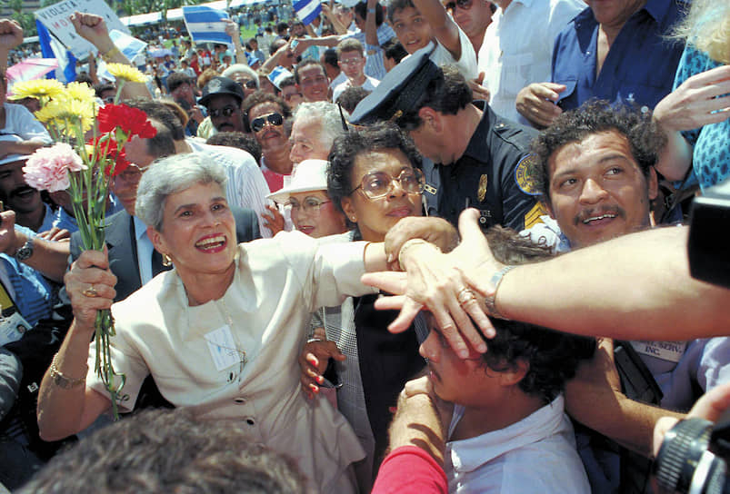 В 1989 году СССР и США договорились о проведении в Никарагуа свободных выборов, по итогам которых 30-ым президентом страны стала Виолетта Баррио де Чаморро (на фото слева)