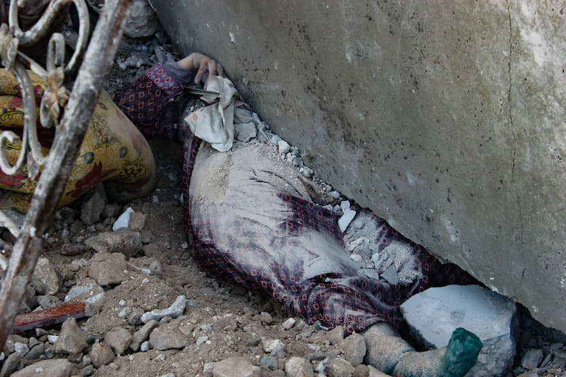Утром 28 февраля Минобороны России заявило, что попытку наступления на позиции сирийских войск в Идлибе предприняли террористы&lt;br>
На фото: тело женщины под завалами в городе Бинниш в провинции Идлиб