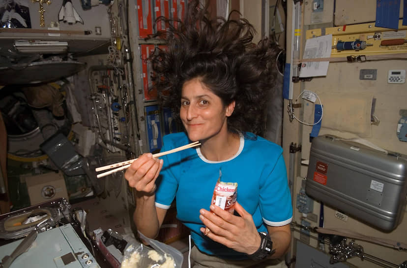 В 2005 году была изобретена лапша быстрого приготовления, которую можно брать с собой в космос. Она заваривается без воды, а в состав уже входят бульон и специи. Первые порции отправились в космос на космическом шаттле Discovery. 
&lt;br>
На фото: астронавт НАСА Сунита Уилльямс