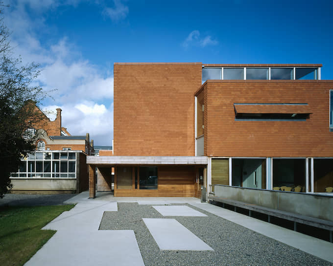 Архитекторы Шелли Макнамара и Ивонн Фаррелл познакомились в Дублинском университетском колледже. После его окончания в 1978 году они основали совместную компанию Grafton Architects. &lt;br>
На фото: Университетский колледж Дублина
