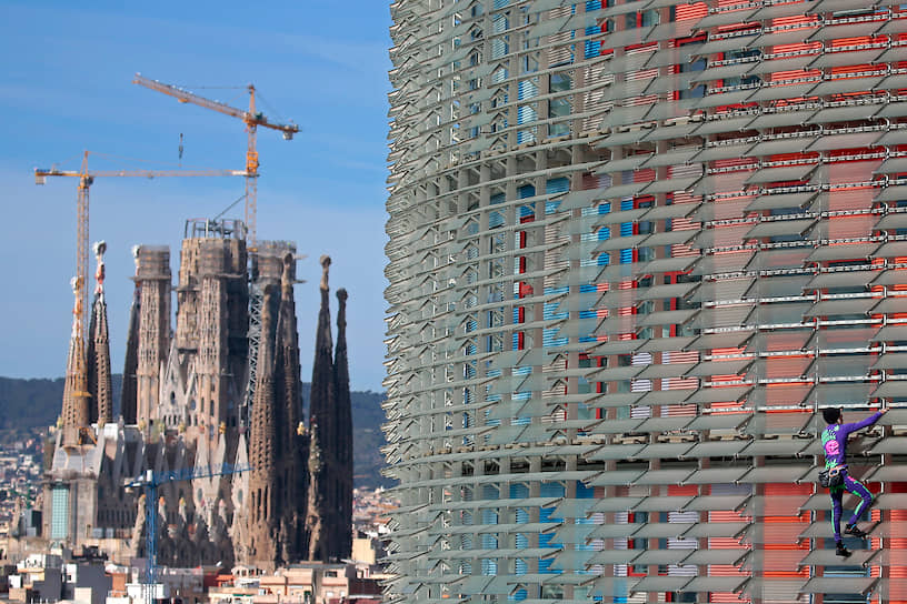 Барселона, Испания. «Человек-паук» Ален Робер без страховки поднимается на 34-этажное здание