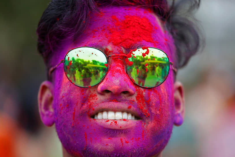 Калькутта, Индия. Студент во время традиционного фестиваля Холи