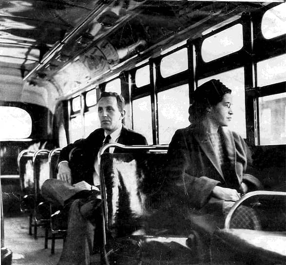 &lt;b>Роза Паркс &lt;/b>      
&lt;br>Американская политическая активистка и одна из основательниц движения за права чернокожих граждан США. 1 декабря 1955 года в городе Монтгомери Роза отказалась уступить свое место белому пассажиру. Ее бунт поддержали не только прочие пассажиры автобуса, но и горожане, она получила прозвище «черная роза свободы». Конгресс удостоил ее эпитетов «первая леди гражданских прав» и «мать современного движения за гражданские права»
