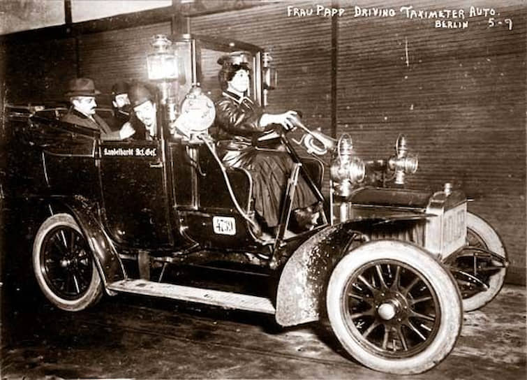 &lt;b>Элизабет фон Папп &lt;/b>
&lt;br> Первая женщина-таксист. Села за руль в 1908 году и продемонстрировала, что может не хуже мужчин управлять автомобилем
