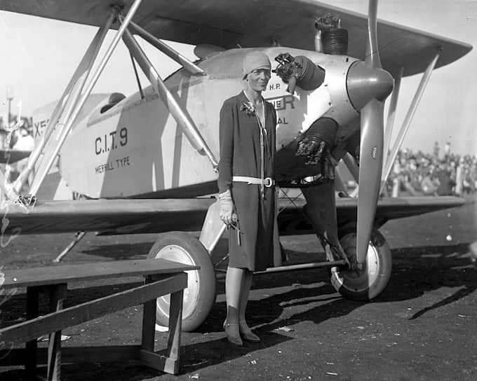 &lt;b>Амелия Эрхарт&lt;/b>
&lt;br>Американская писательница и пионер авиации. Она была первой женщиной-пилотом, перелетевшей Атлантический океан. Это произошло в 1928 году
