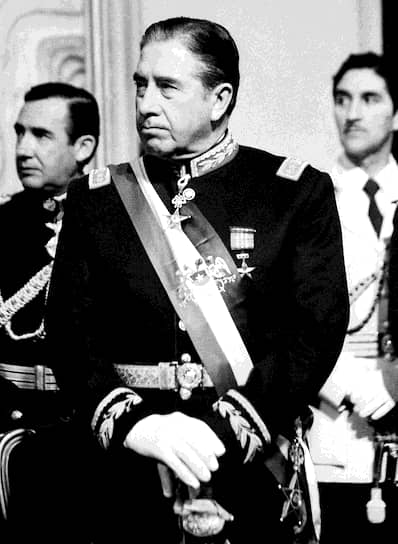 Через тридцать лет после ухода генерала Аугусто Пиночета из власти покойный диктатор продолжает влиять на жизнь Чили