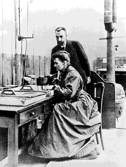&lt;b>Мария Склодовская-Кюри&lt;/b>
&lt;br> Первая женщина – Нобелевский лауреат и первый дважды Нобелевский лауреат в истории (по физике 1903 года и по химии 1911 года). Совместно с мужем, Пьером Кюри, и Анри Беккерелем является первооткрывателем радиоактивности и автором термина «радиоактивность». Мария Кюри вместе с своим мужем Пьером Кюри перевернула основные представления науки XIX века
