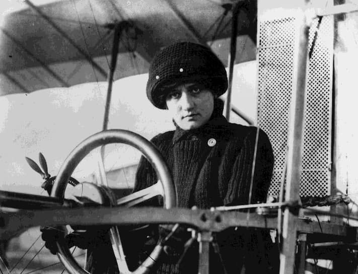 &lt;b>Раймонда де Ларош&lt;/b>
&lt;br> Летчица, первая женщина, самостоятельно поднявшаяся в воздух на летательном аппарате. 8 марта 1910 года Аэроклуб Франции выдал де Ларош удостоверение пилота № 36 — так она официально стала первой летчицей Франции. В начале лета 1919 года Раймонда установила мировые рекорды на дальность и высоту полета среди женщин
