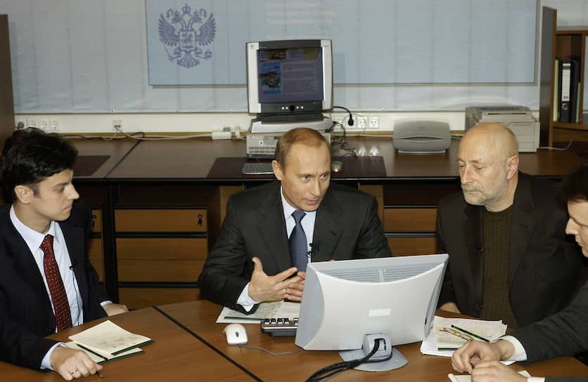 Президент России Владимир Путин (в центре) и писатель Григорий Остер (справа)  в январе 2004 года