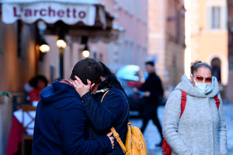 Рим, Италия. Молодые люди на городской улице 