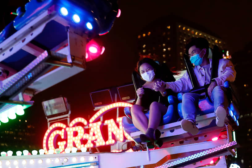 Гонконг, Китай. Молодые люди на карнавале в честь Дня святого Валентина
